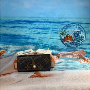 Louis Vuitton classic monogram 4 key holder (no longer made) like new!!